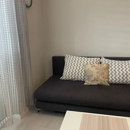 10 Min Walk To Center Apartment *