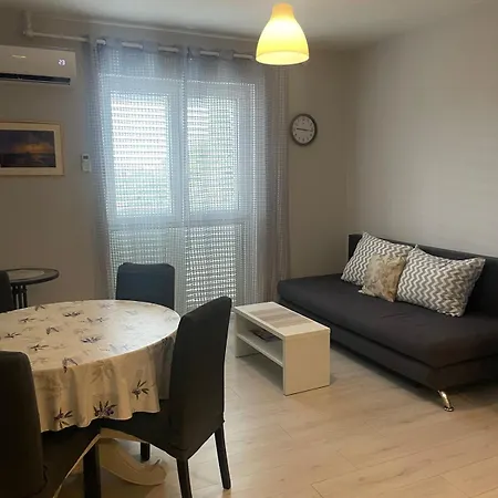 10 Min Walk To Center Apartment